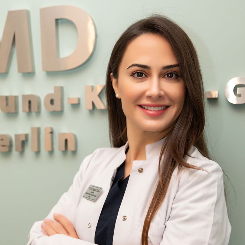 Portrait von Assoc. Prof. Dr. (TR) N. B. Dericioglu Karan, Oralchirurgin und zertifizierte Implantologin bei MKG Berlin.