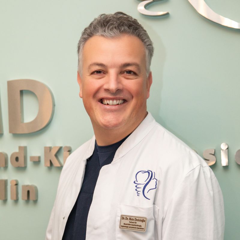 Portrait von Dr. med. Dr. med. dent. M. M. Dericioglu, Praxisleitung und Facharzt für Mund-, Kiefer- und Gesichtschirurgie bei MKG Berlin.